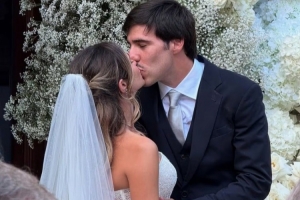 乐鱼体育登录入口-托纳利和妻子在科莫湖畔举行婚礼，相恋5年&amp;今年3月求婚成功