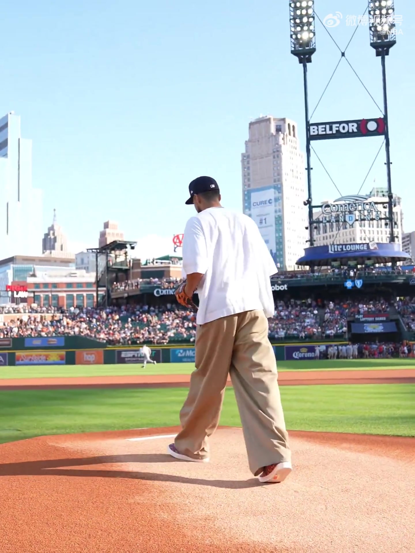 帅气逼人！布克现身MLB底特律老虎队主场 为家乡球队开球🥰