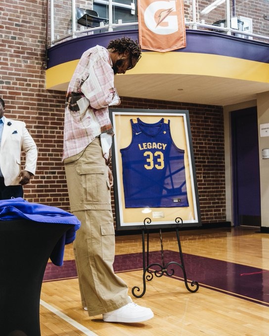 life-leyu.com-队史第四位得分破千的球员！ 克拉克斯顿高中33号球衣退役