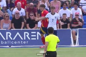 乐鱼体育登录入口-半场遭犯规10次！15岁道曼跨级代表U19英格兰出战，拿球就被放翻