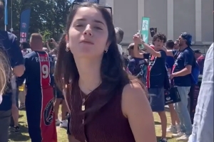 乐鱼中国官网-好甜内维斯19岁女友为巴黎决赛助威，太有初恋的感觉了