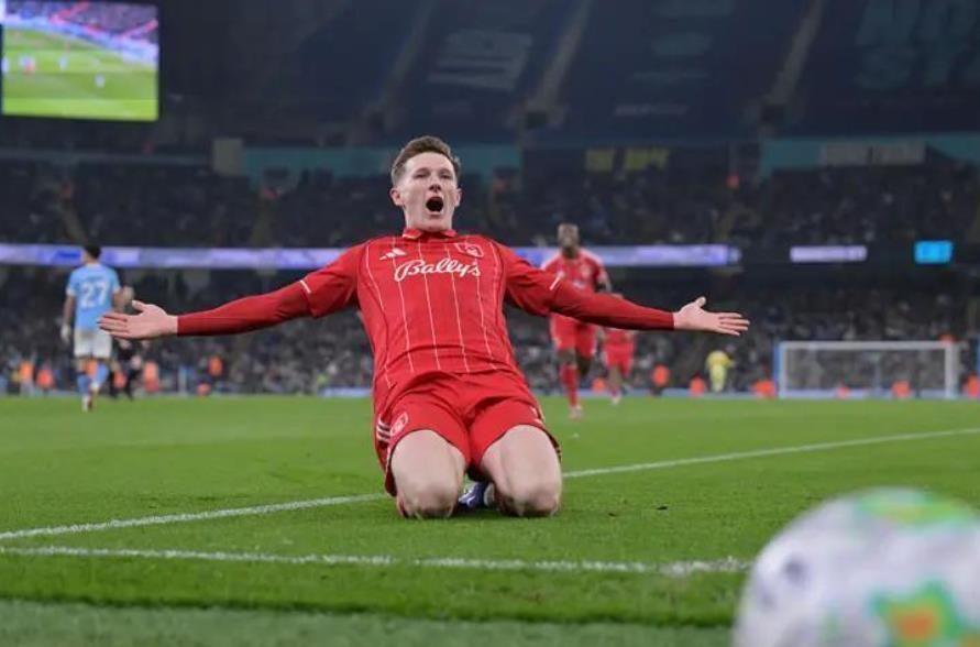 乐鱼体育登录入口-英超争冠再起波澜！保级队化身冠军判官，从曼城手中抢走关键一分